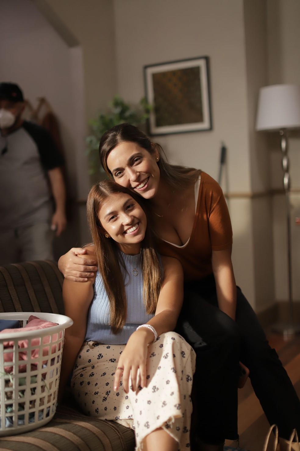 Júlia Rabello e Júlia Bach nos bastidores da série “Além do guarda-roupa” — Foto: Divulgação