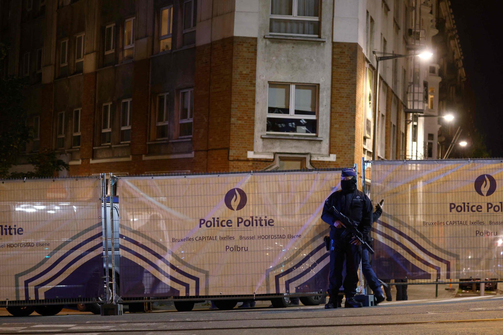 Um policial belga está na rua depois que duas pessoas foram mortas durante um tiroteio em Bruxelas — Foto: Kenzo TRIBOUILLARD/AF