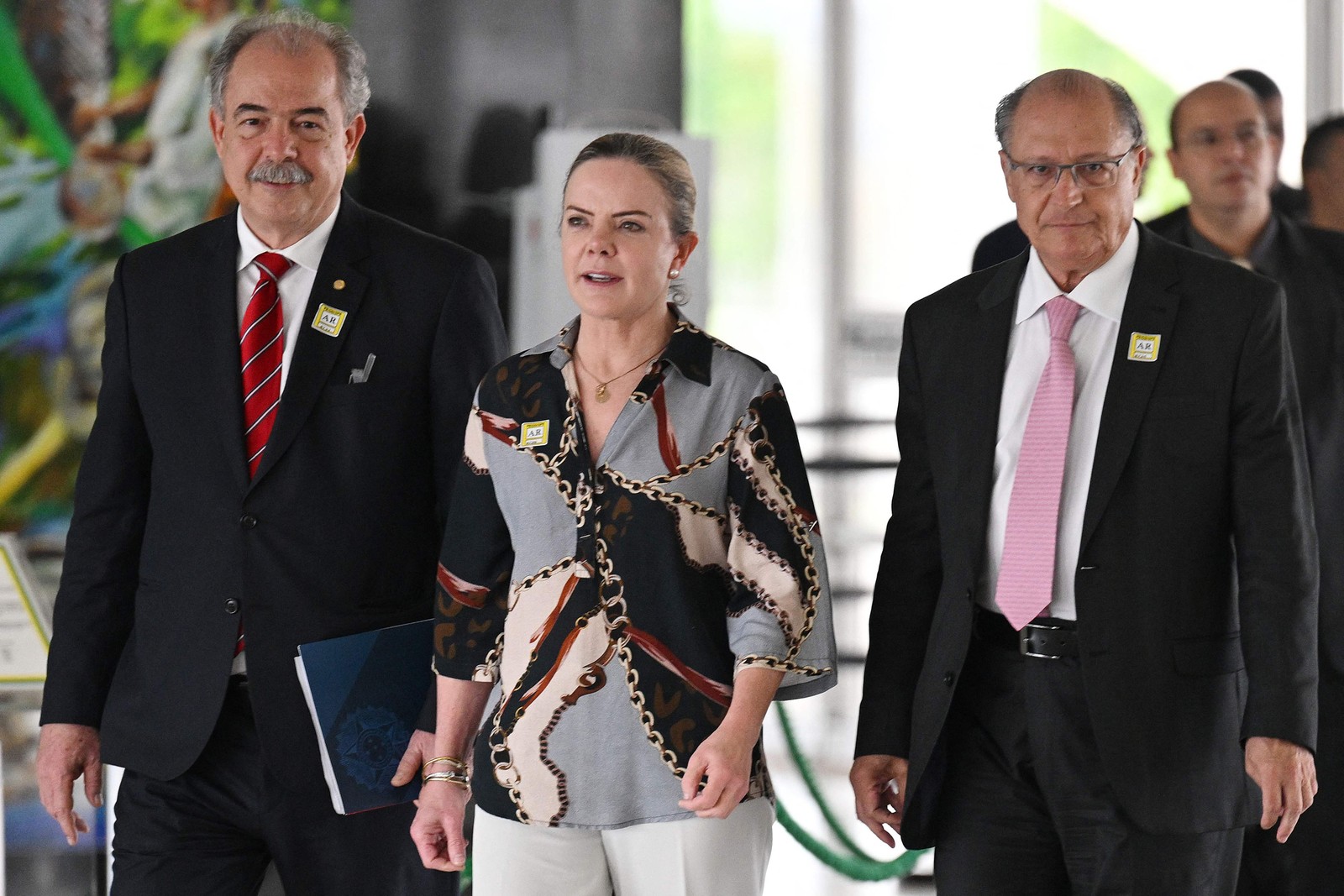 O ex-senador Aloizio Mercadante, a presidente nacional do PT, Gleisi Hoffmann e o vice-presidente eleito Geraldo Alckmin (PSB): transição foi iniciada em reunião no Planalto e será conduzida do CCBB, em Brasília — Foto: EVARISTO SA / AFP