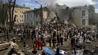 Hospital pediátrico atingido na Ucrânia — Foto: Roman PILIPEY / AFP