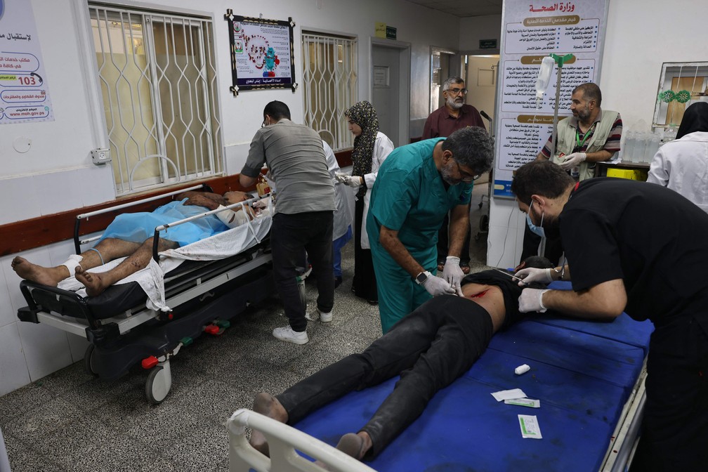 Palestinos são atendidos em um hospital na cidade de Rafah, no sul da Faixa de Gaza — Foto: SAID KHATIB / AFP