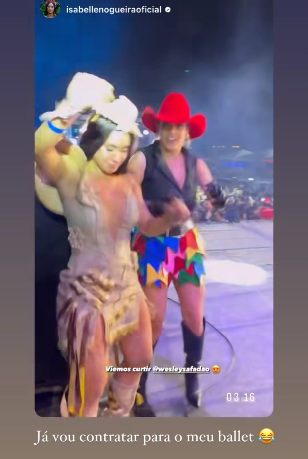 Isabelle Nogueira e Beatriz Reis no palco com Wesley Safadão — Foto: Reprodução Instagram