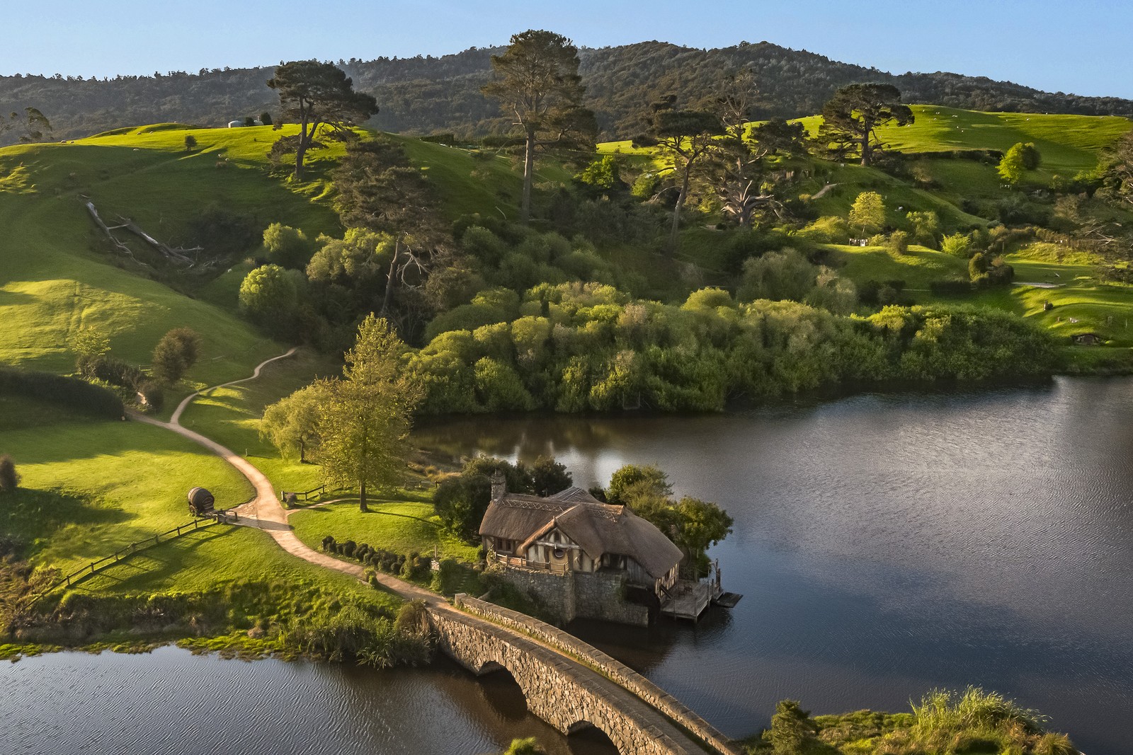 Vista aérea da casa temática The Millhouse, em Hobbiton, onde ficarão os quartos dos hóspedes do Airbnb — Foto: Divulgação / Larnie Nicolson