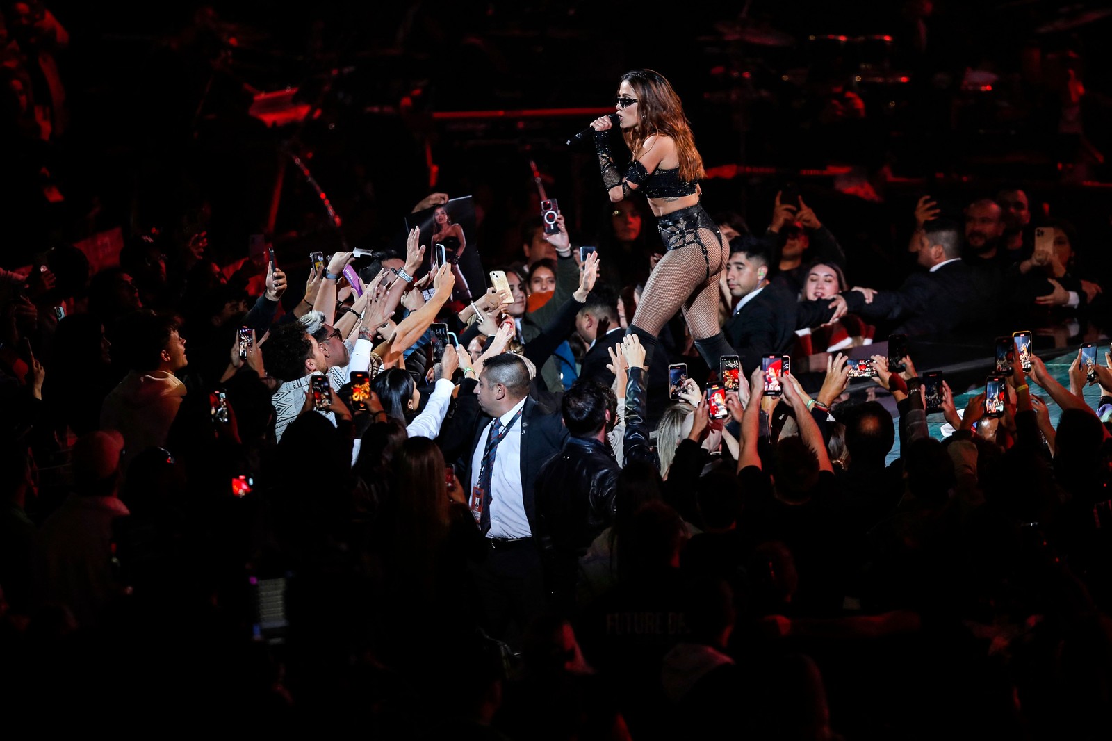 Show da cantora Anitta no 63º Festival Internacional da Canção de Viña del Mar, no Chile — Foto: Javier TORRES / AFP