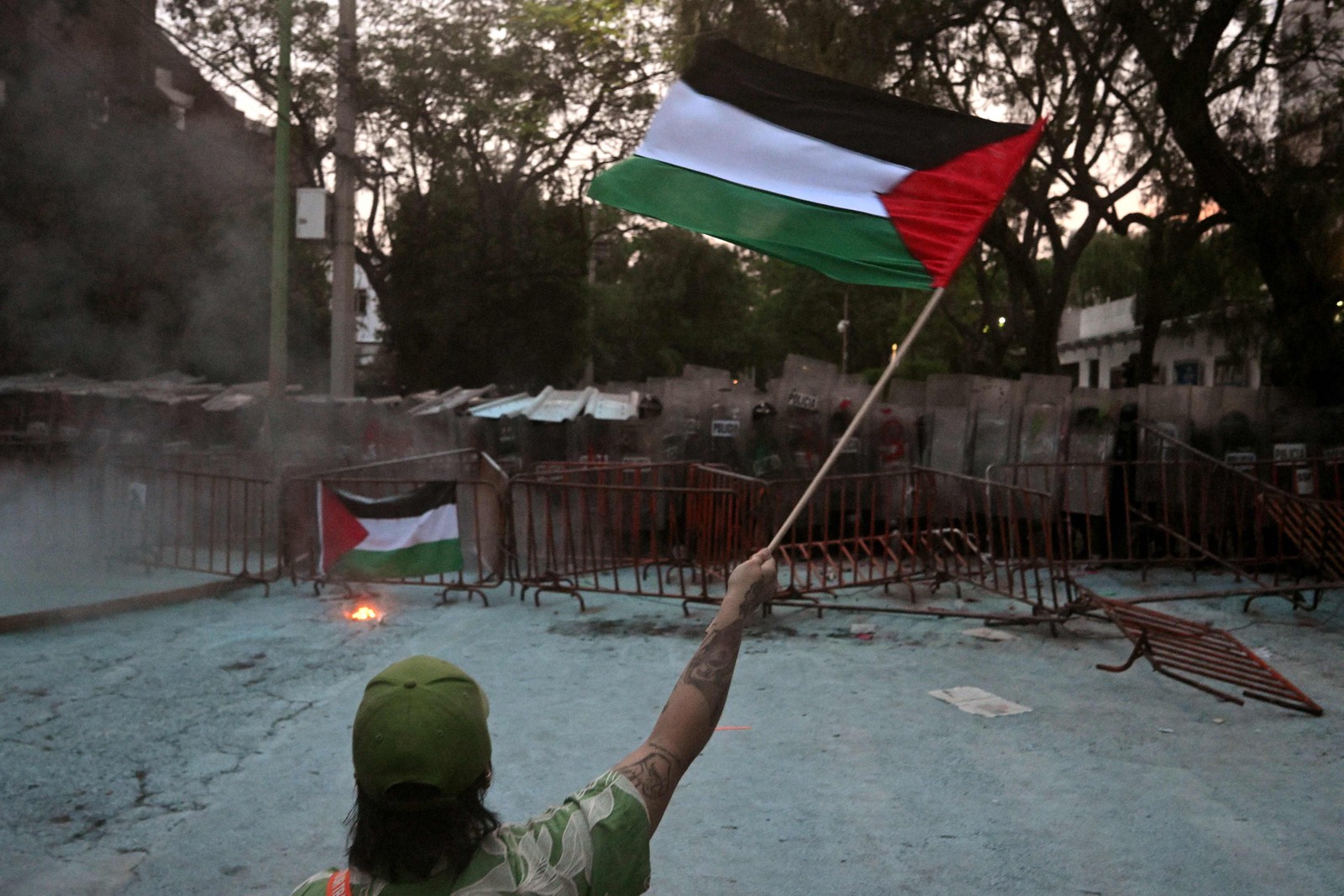 Manifestação pró-Palestina chamada “Ação Urgente para Rafah”, realizada em frente à embaixada israelense na Cidade do México em 29 de maio de 2024. — Foto: Pedro Pardo / AFP