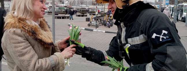 Em Rostov-on-Don, na Rússia, bombeiros distribuem flores para mulheres nas ruas — Foto: AFP