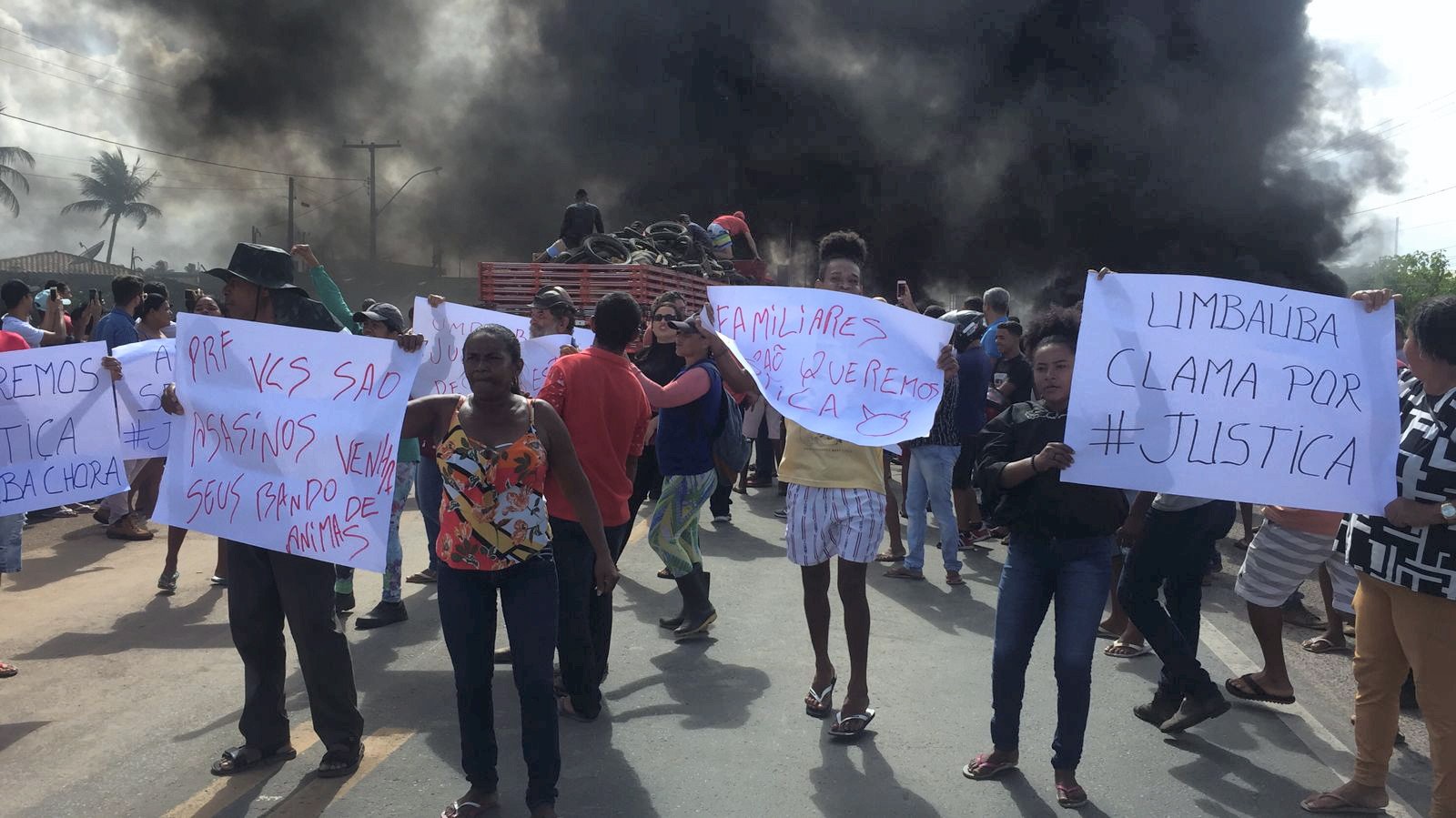 Manifestantes realizam protesto pela morte de homem asfixiado com gás na viatura da PRF, em Sergipe — Foto: Aline Aragão/Tv Atalaia