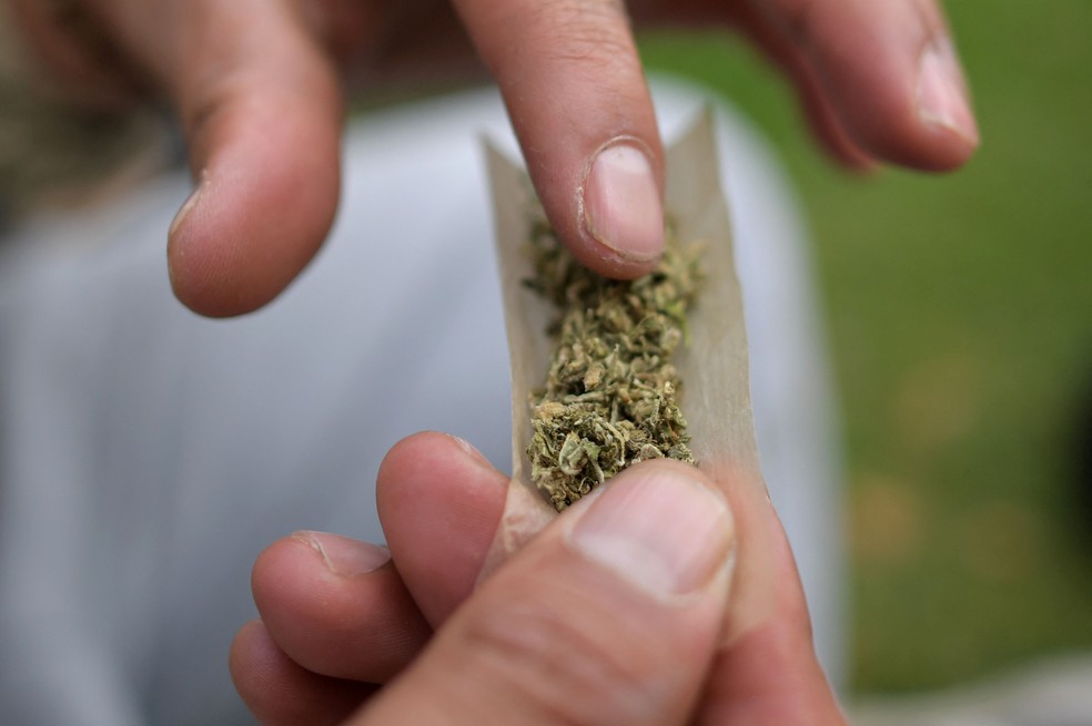 No Brasil, o uso recreativo da maconha é proibido, mas as mesmo assim as estatísticas mostram alto consumo — Foto: RAUL ARBOLEDA / AFP