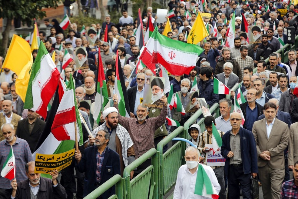 Iranianos participam de uma manifestação anti-Israel para mostrar sua solidariedade aos palestinos na capital Teerã — Foto: AFP