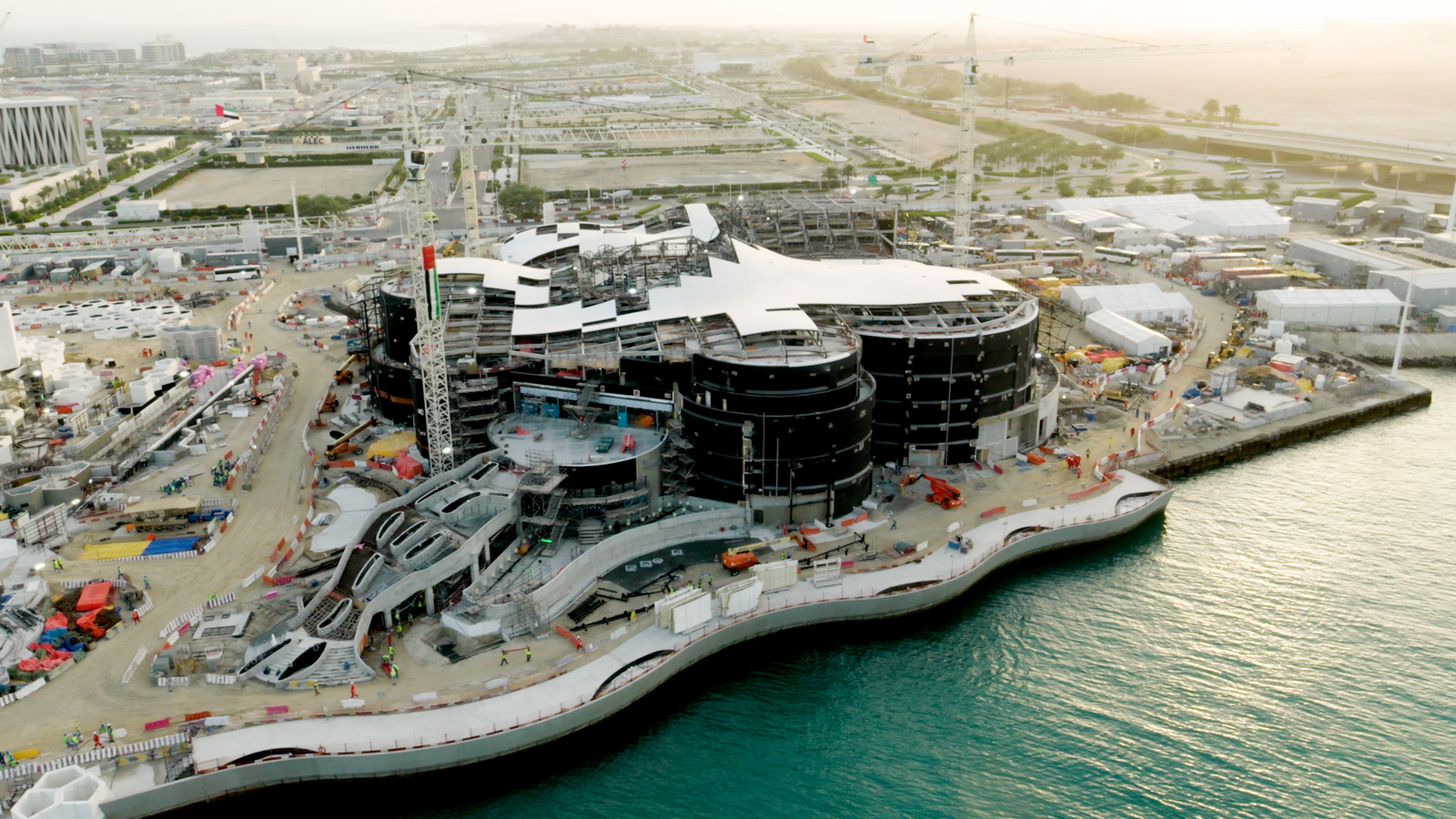 Distrito Cultural da Ilha Saadiyat, a 'ilha dos museus' de Abu Dhabi, nos Emirados Árabes Unidos. Obras da construção do futuro teamLab Phenomena Abu Dhabi, dedicado à arte experimental e tecnológica. — Foto: Divulgação / Departamento de Turismo de Abu Dhabi