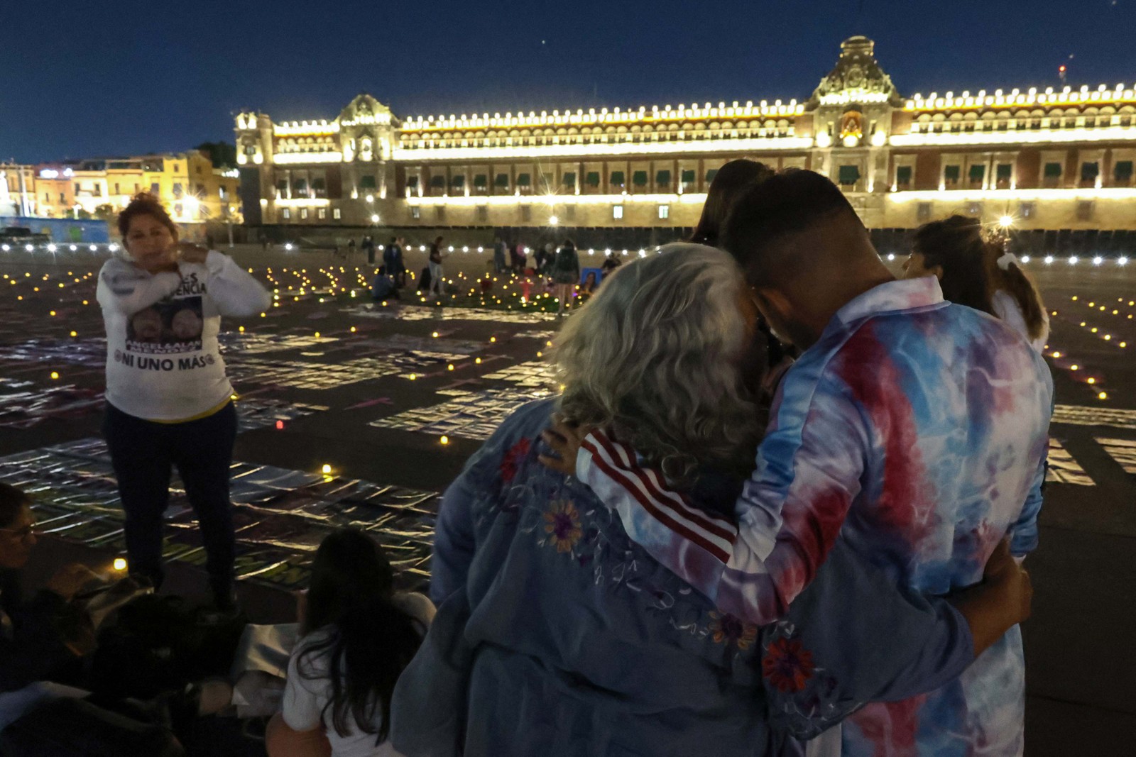 Militantes e familiares de mulheres assassinadas realizam uma vigília em homenagem as vítimas de feminicídio na Cidade do México — Foto: SILVANA FLORES