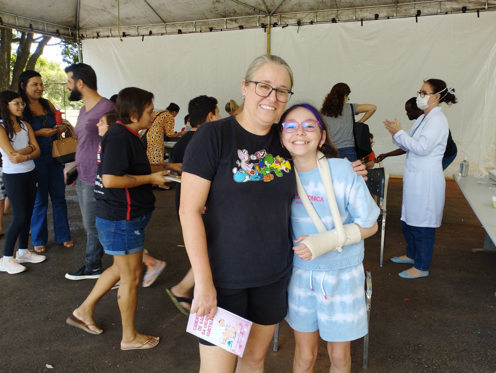 Natália, 10, e a mãe Adriana Ruppel 48, na UBS 2 da Asa Norte — Foto: Karolini Bandeira / O Globo
