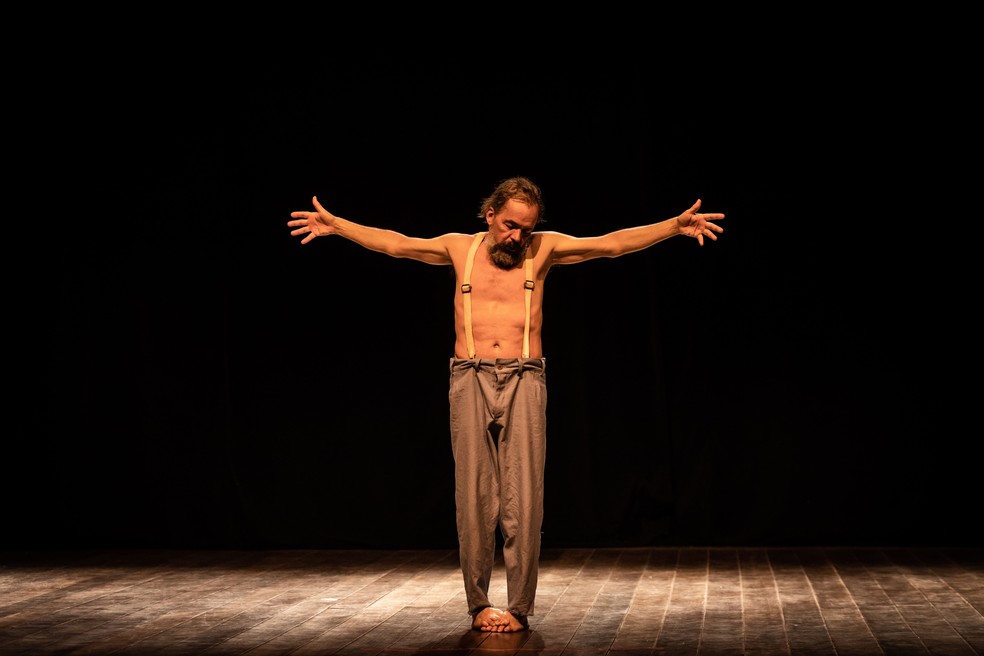 Julio Adrião em cena da peça 'A descoberta das Américas' — Foto: Renato Mangolin/Divulgação