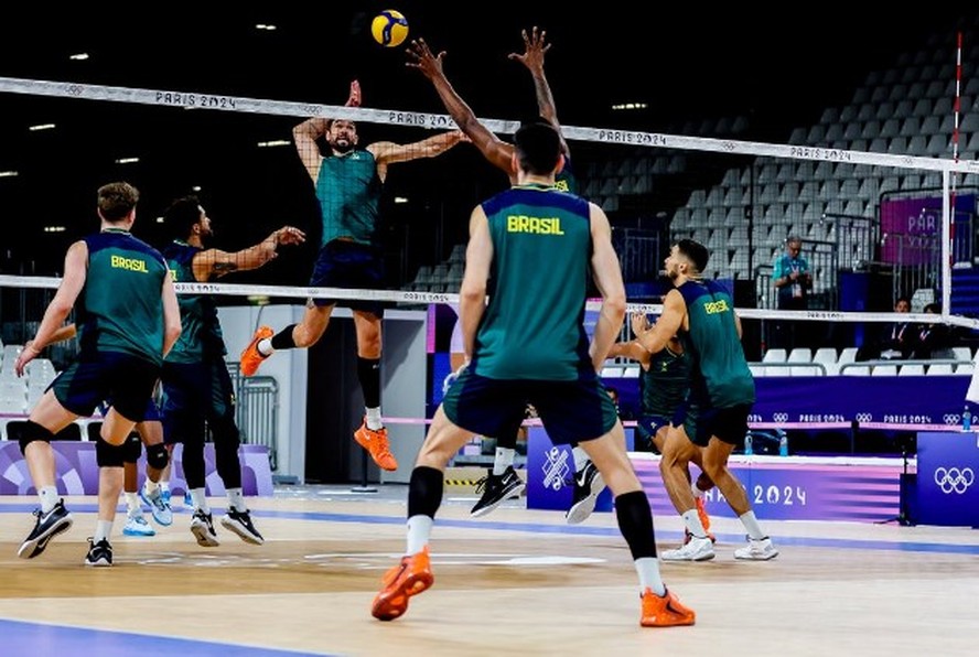 Treino da seleção masculina de volei em Paris