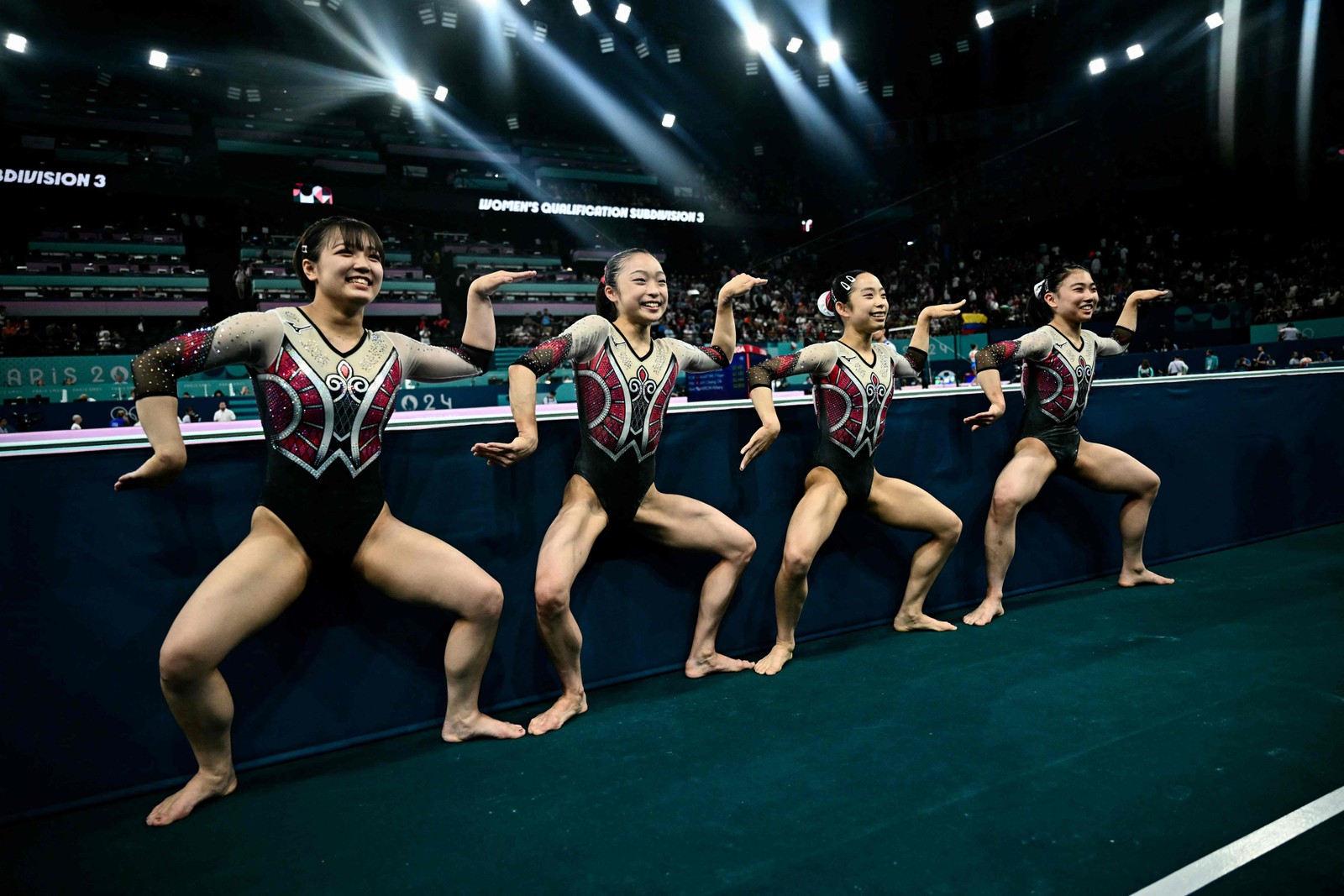 Seleção japonesa de ginástica artística durante os Jogos Olímpicos Paris 2024 — Foto: Loic VENANCE / AFP