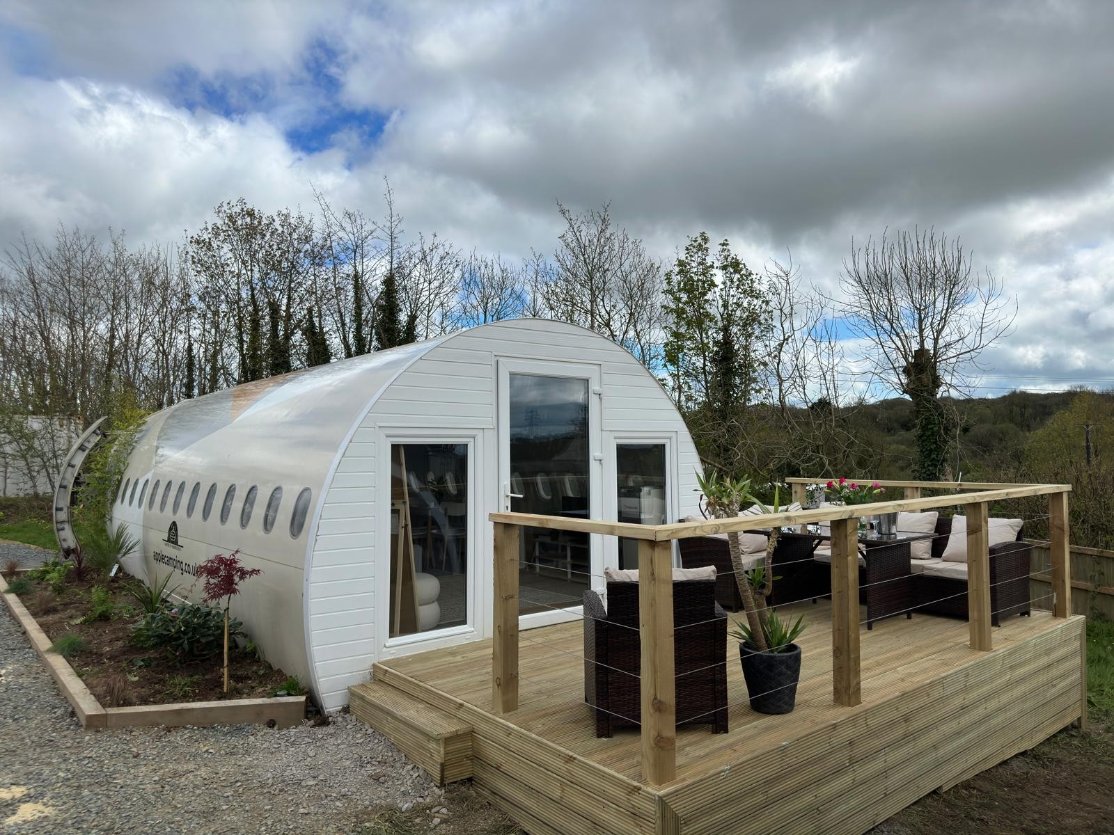 Na parte da frente, a cabine do piloto do antigo avião foi substituída por uma espaçosa varanda — Foto: Reprodução / Apple Camping