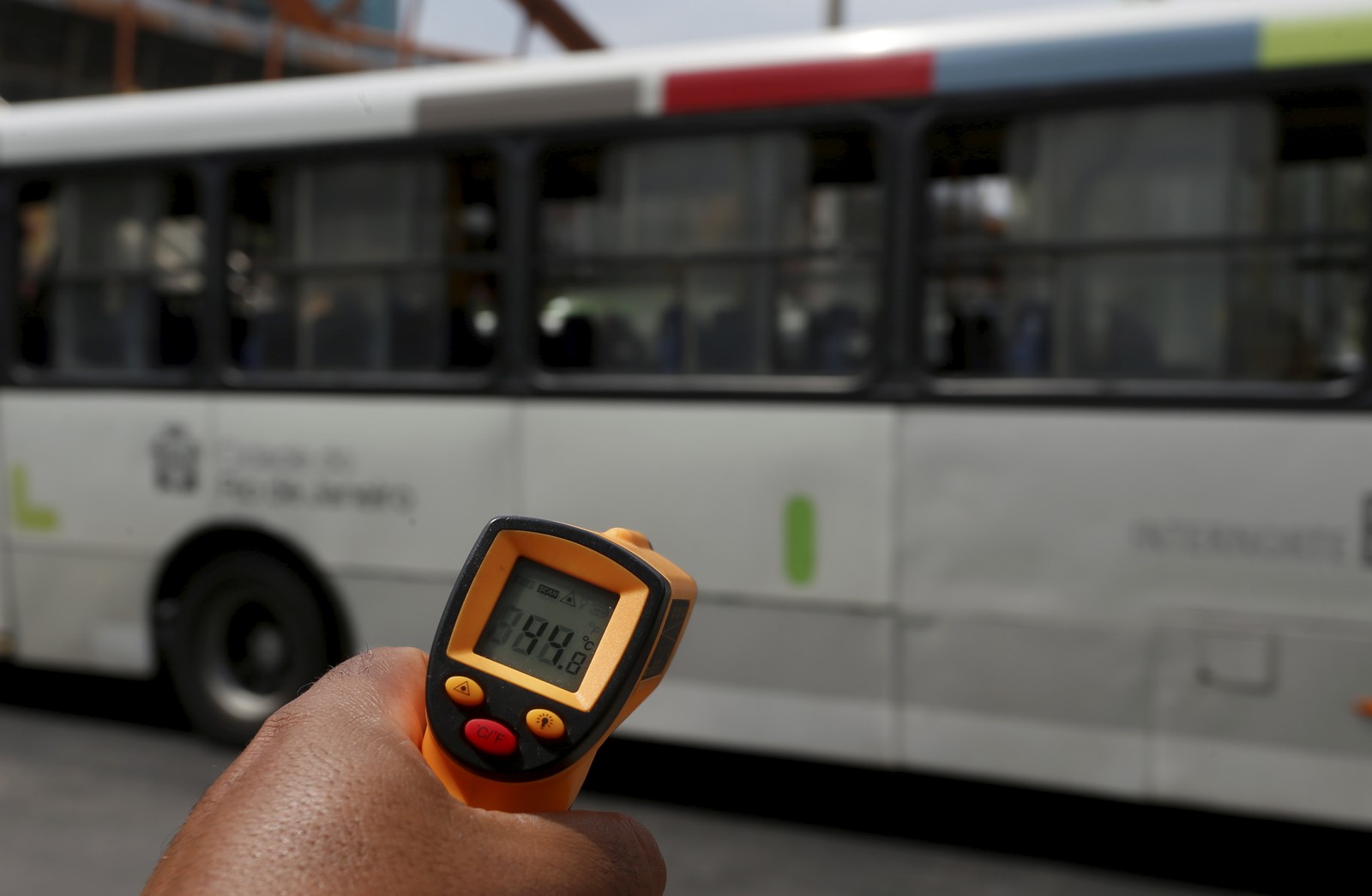 Ônibus sem ar-condicionado: passageiros sofrem em dia de recorde de calor — Foto: Fabiano Rocha/Agência O Globo