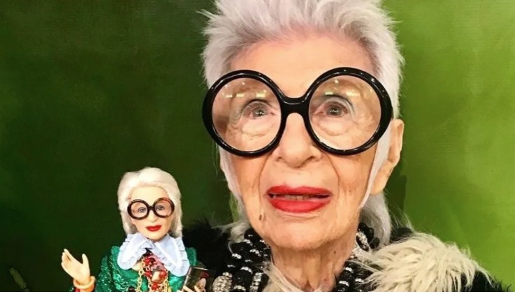 Iris Apfel, ícone da moda americana conhecida por seus grandes óculos redondos, também teve uma Barbie em sua homenagem