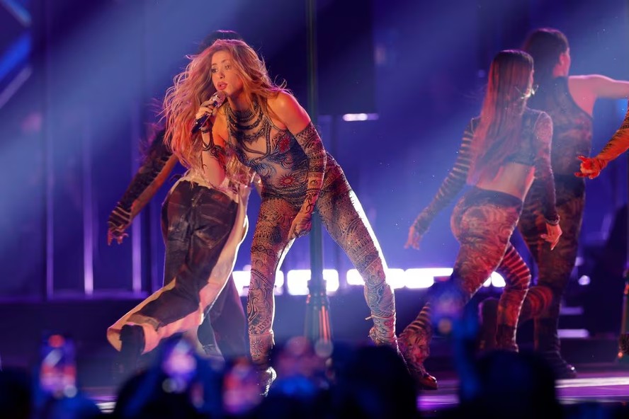Shakira se apresentando no Latin Grammy de 2023