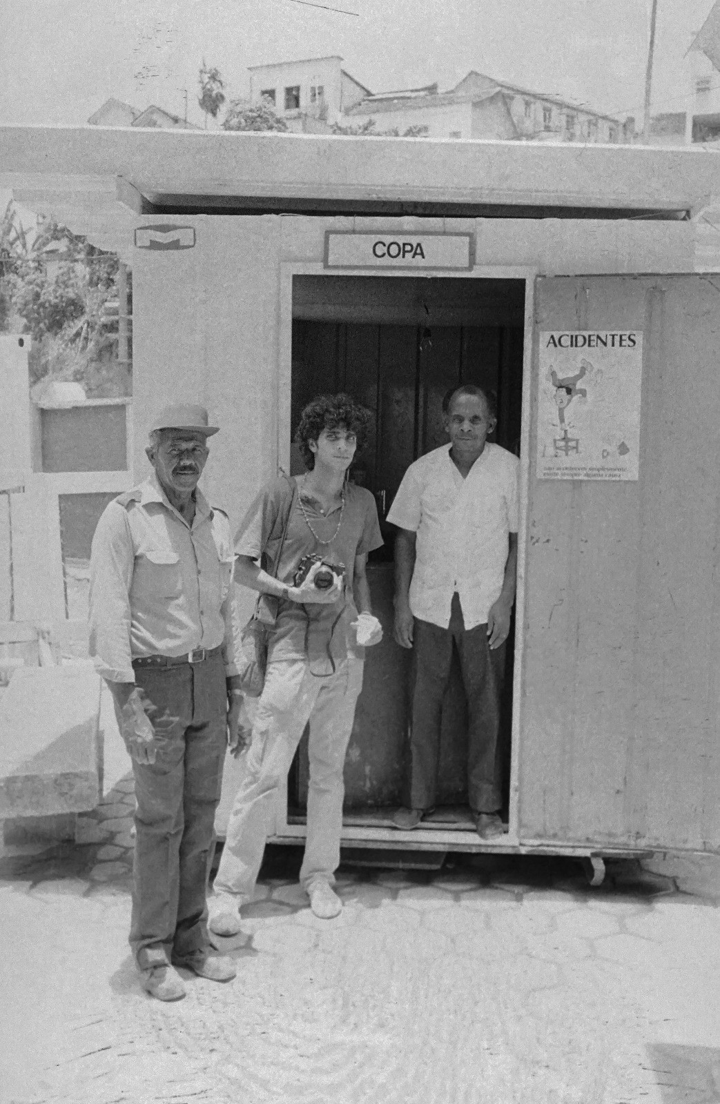 Velasco (no Centro), aos 19 anos, no canteiro de obras do Sambódromo, em 1983 — Foto: Acervo Pessoal