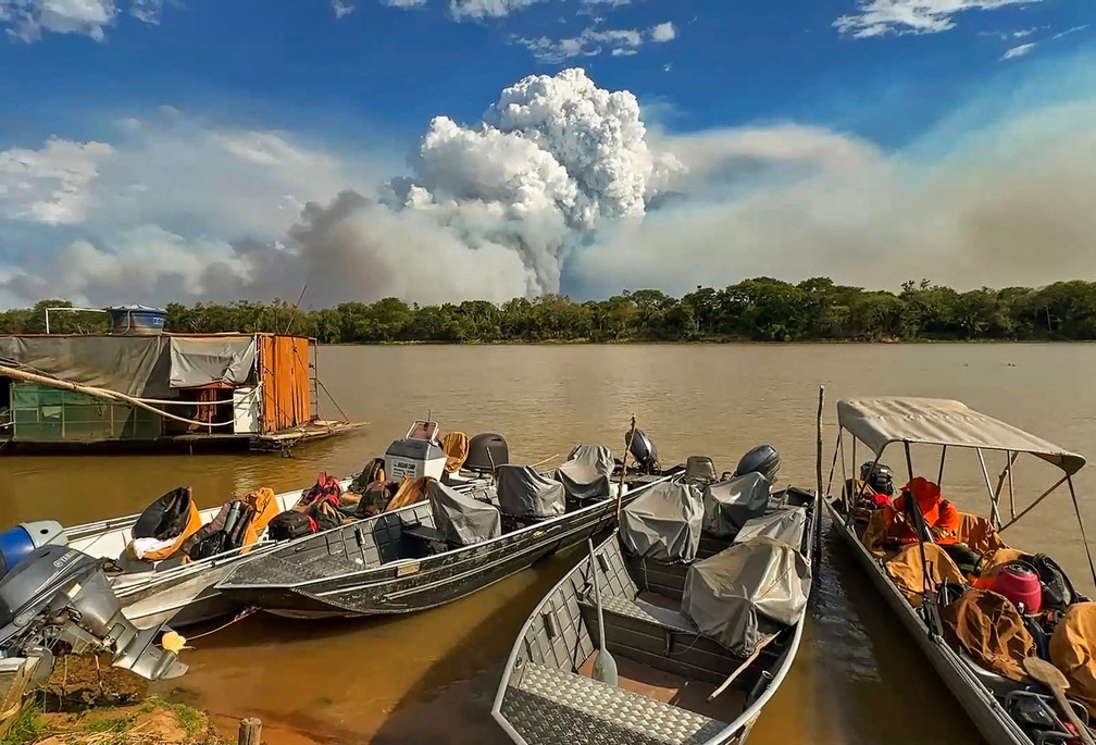 Fumaça causada pelos incêndios no Pantanal já toma conta dos céus — Foto: Rogério Florentino/AFP