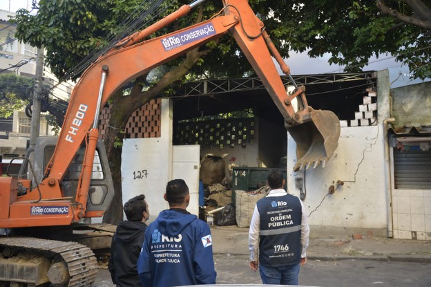 Ferro-velho ilegal funcionava em terreno da prefeitura do Rio na Tijuca, Zona Norte da cidade