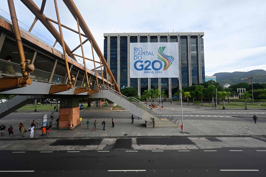 Cartaz do G20 no prédio da Prefeitura do Rio de Janeiro