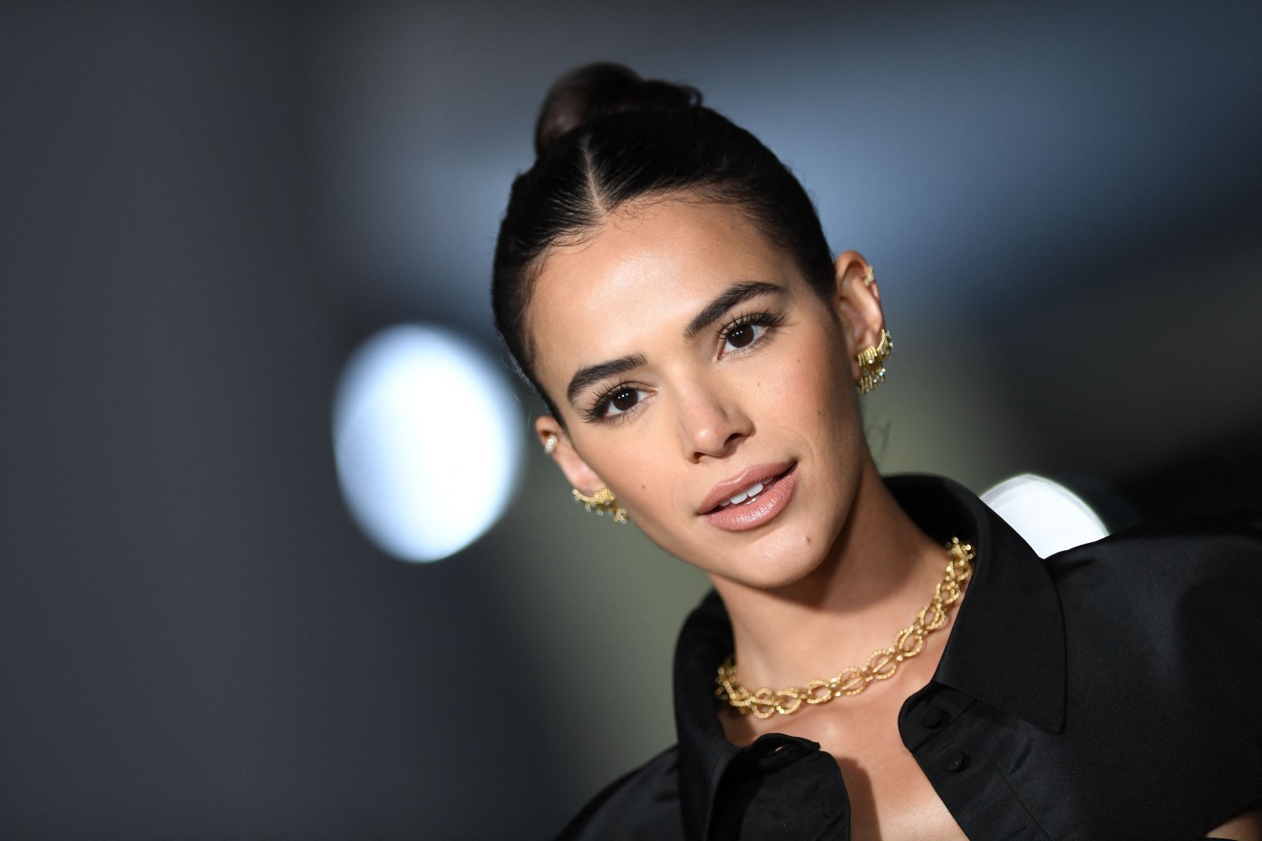 Bruna Marquezine em baile de gala em LA — Foto:  VALERIE MACON / AFP