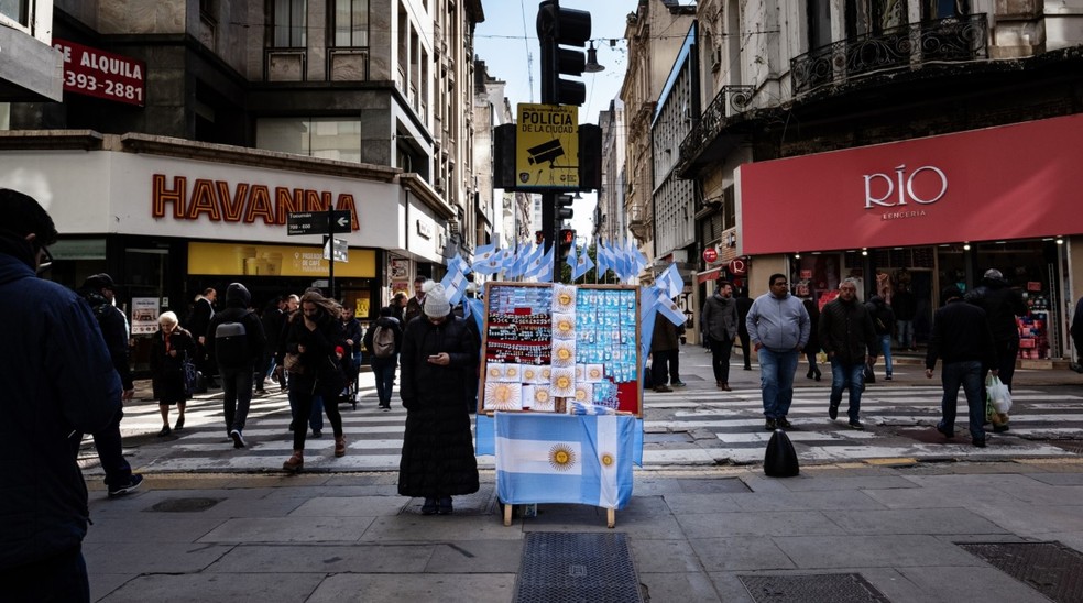 A Calle Florida, mais famosa rua de pedestres de Buenos Aires, onde se concentra boa parte das casas de câmbio do mercado paralelo na cidade — Foto: Bloomberg