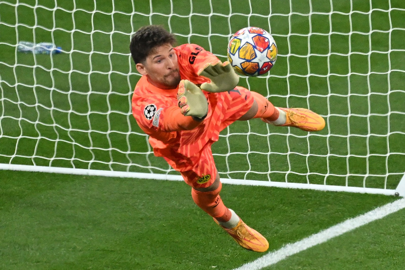 O goleiro suíço nº 01 do Dortmund, Gregor Kobel, faz uma defesa durante a final da Liga dos Campeões da UEFA entre Borussia Dortmund e Real Madrid, no estádio de Wembley, em Londres, em 1º de junho de 2024. — Foto: JUSTIN TALLIS / AFP