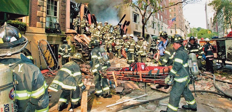 Bombeiros nos destroços da casa de Nicholas Bartha, em Nova York: suicídio com explosão em 2006 inspira texto com que Talese encerra novo livro — Foto: Reprodução