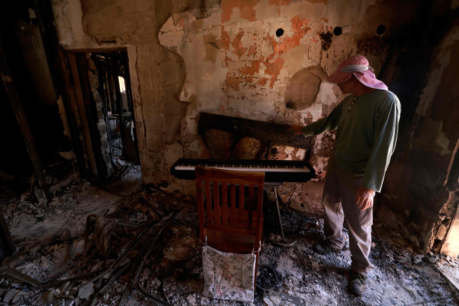 Interior de um edifício destruido no kibutz Nir Oz, ao longo da fronteira com a Faixa de Gaza, após o ataque de 7 de outubro por militantes do Hamas. — Foto: Menahem KAHANA / AFP