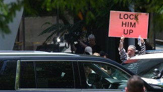 Comitiva do ex-presidente Donald Trump chega para audiência em Miami — Foto: Ricardo Arduengo/AFP