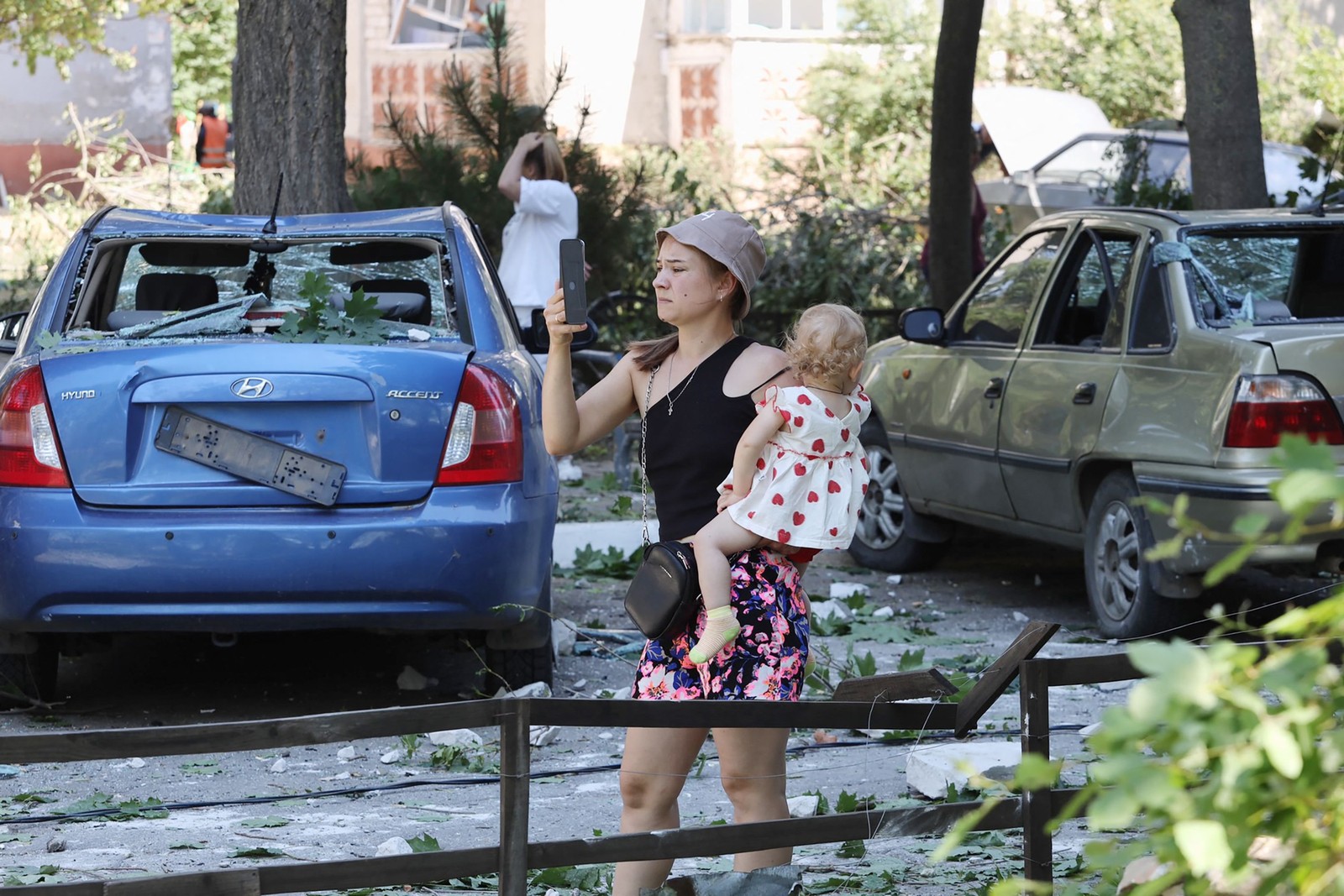 De acordo com as autoridades locais, 16 pessoas morreram no prédio e as outras cinco no centro recreativo da cidade próxima de Bilhorod-Dnistrovsky, incluindo duas crianças — Foto: Oleksandr GIMANOV / AFP