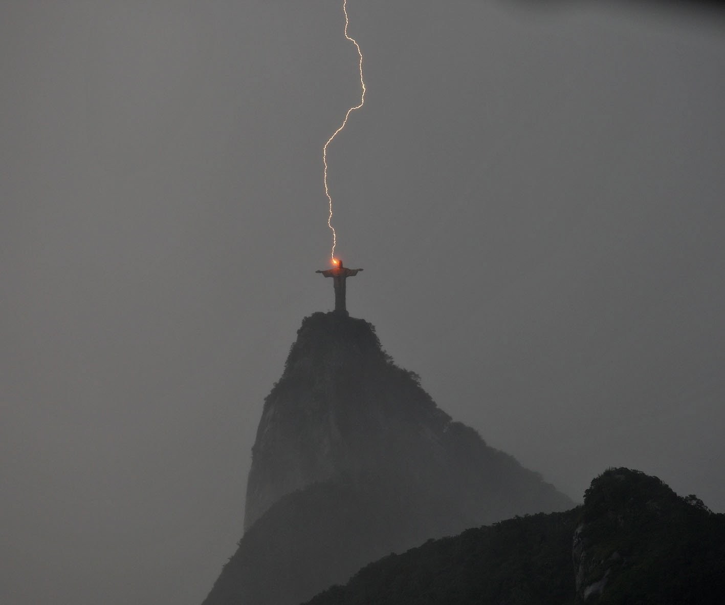 Registro do momento em que Cristo Redentor é atingido por raio, em 2008