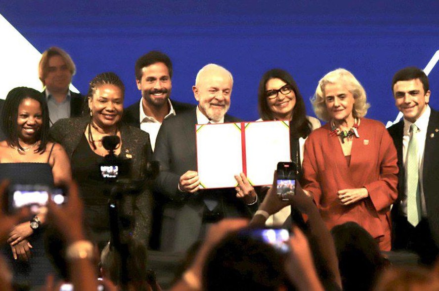 O presidente Lula em evento pelo Dia Nacional do Cinema, com a ministra da cultura Margareth Menezes, a primeira-dama Janja e a atriz Marieta Severo