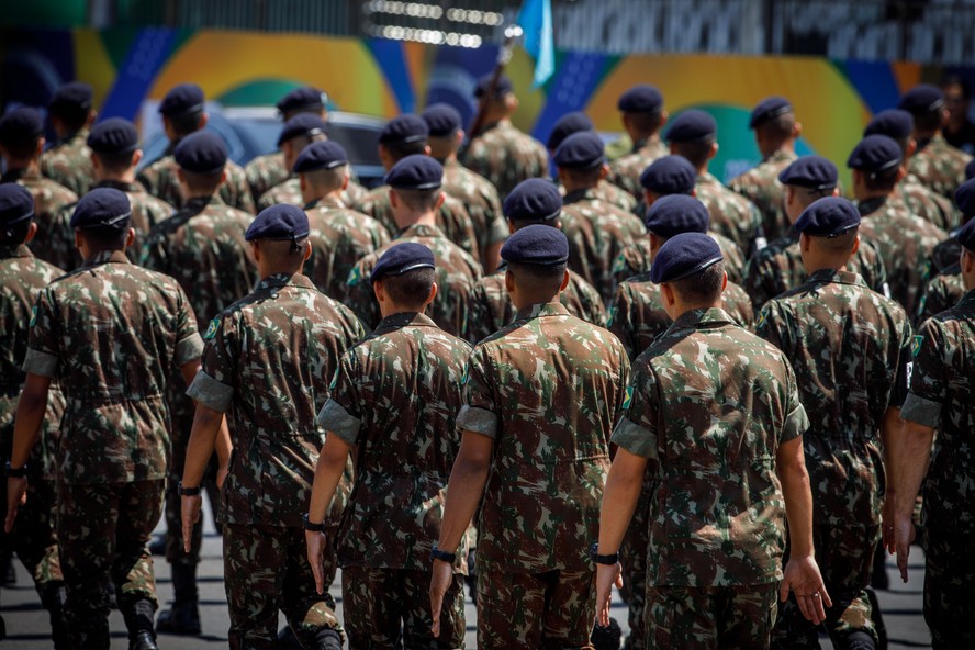 Taxa dos que afirmam 'confiar mais ou menos' nas Forças Armadas variou de 30% para 33% em um ano