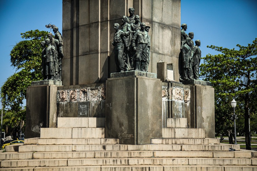 O monumento  a Deodoro  da Fonseca,  na Praça Paris, teve a imagem de bronze  da mãe  do marechal furtada em 2020, mesmo pesando  400 quilos