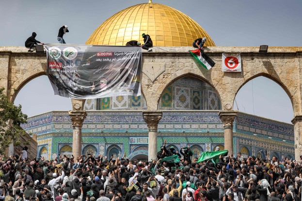 Palestinos exibem bandeira do Hamas durante as orações de sexta-feira, diante da Mesquita do Domo da Rocha, em Jerusalém