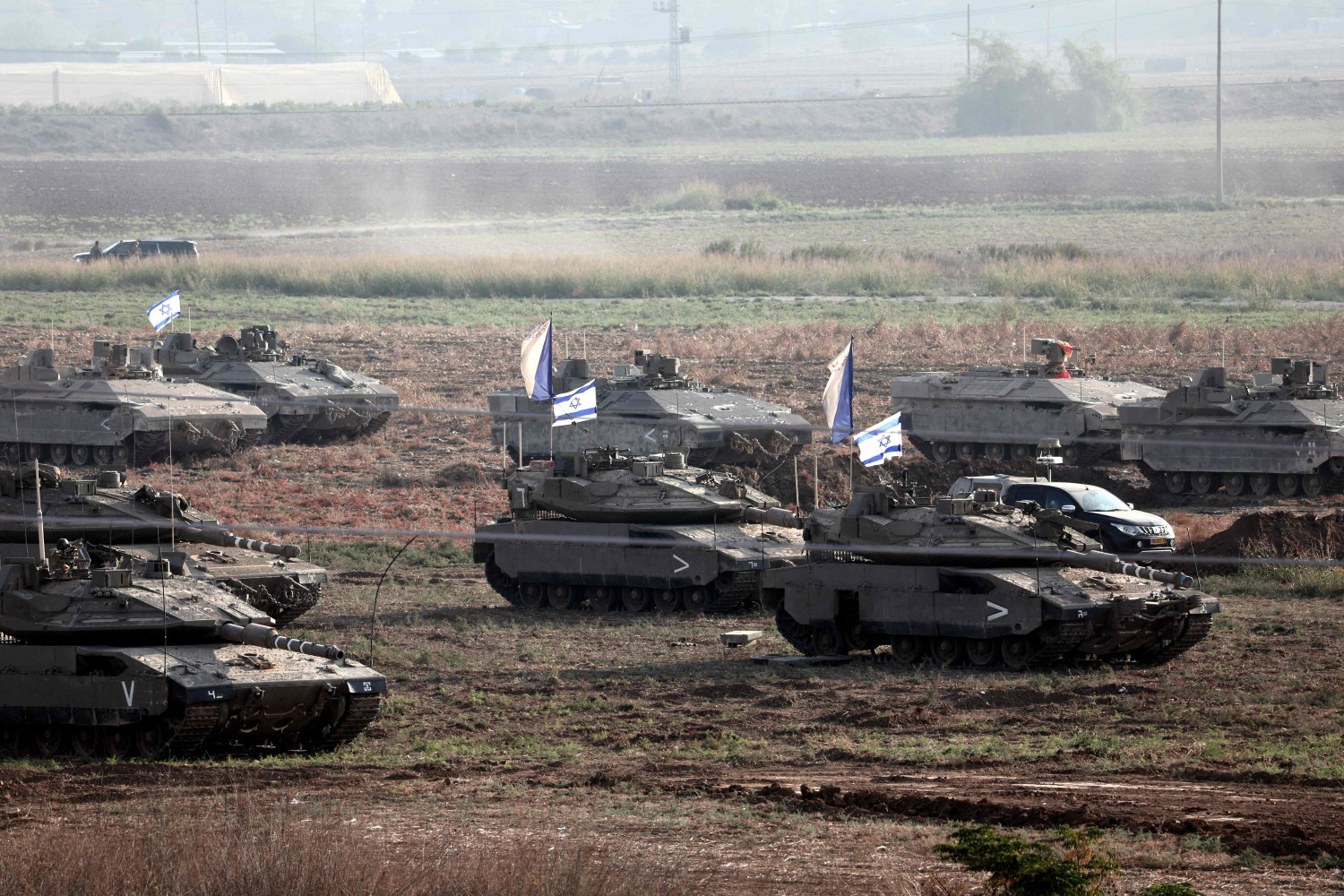 Tanques de Israel posicionados em Ashkelon, ao norte da Faixa de Gaza — Foto: Thomas COEX / AFP