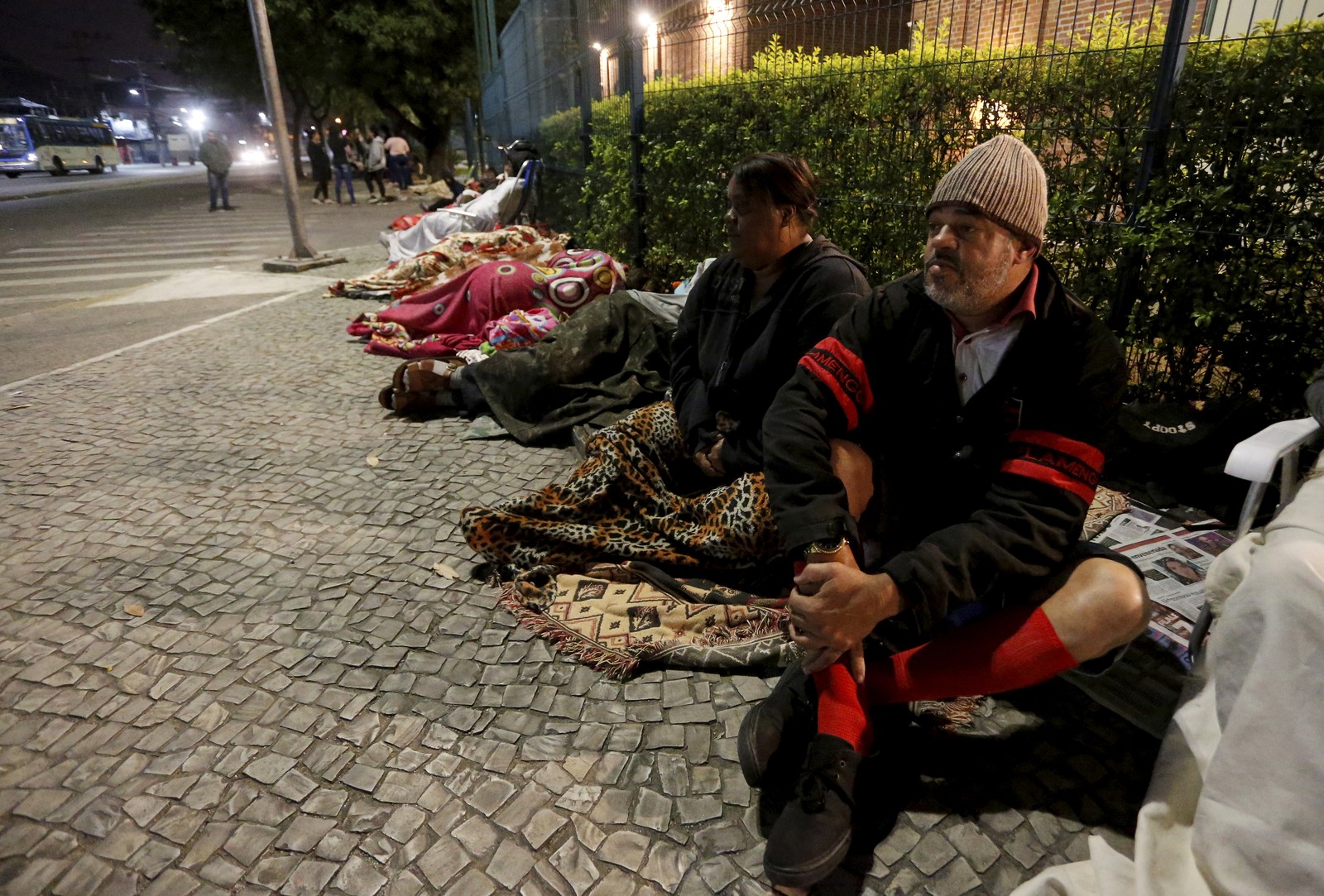 Muitos candidatos ao Auxílio Brasil optaram por acampar na fila do Rio Poupa Tempo de Bangu, na Zona Oeste  — Foto: Fabiano Rocha 