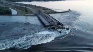 Explosão destrói barragem de Nova Kakhovka na Ucrânia — Foto: AFP