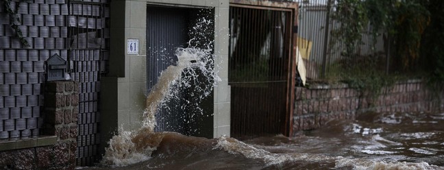 As enchentes inundaram as ruas do bairro de Ipanema, em Porto Alegre, Rio Grande do Sul. — Foto: ANSELMO CUNHA/AFP