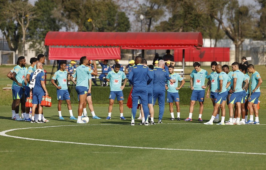 Jogadores do Brasil em treino com Dorival Jr