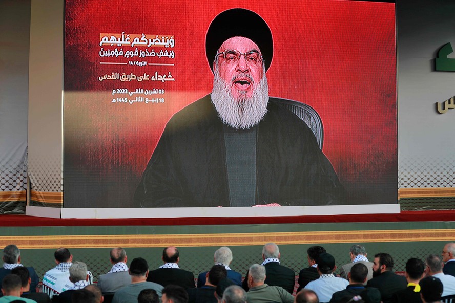 Apoiadores do Hezbollah ouvem discurso do líder do grupo xiita Hassan Nasrallah, em Beirute