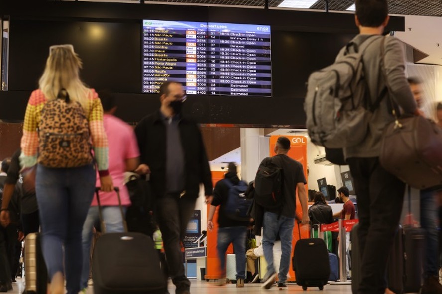 Movimentação no saguão do aeroporto Santos Dumont, no Rio, em dia de paralisação de pilotos e comissários de bordo