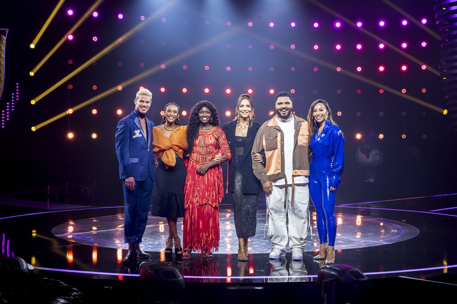 Ivete Sangalo posa com José Loreto, Taís Araujo, Paulo Vieira, Sabrina Sato e com a repórter Kenya Sade