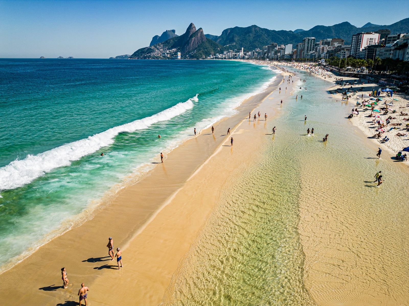 Mar do Rio com águas cristalinas. Na foto, Praia de Ipanema. — Foto: Hermes de Paula / Agência O Globo