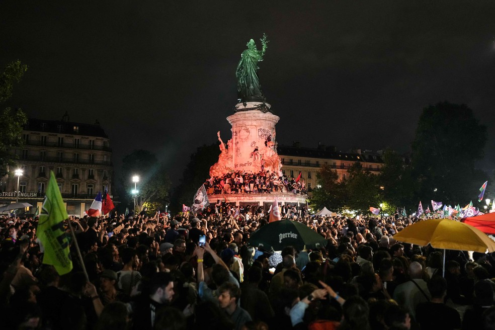 Manifestantes reunidos em Paris após anúncio do resultado do 1º turno — Foto: Dimitar Dilkoff/AFP