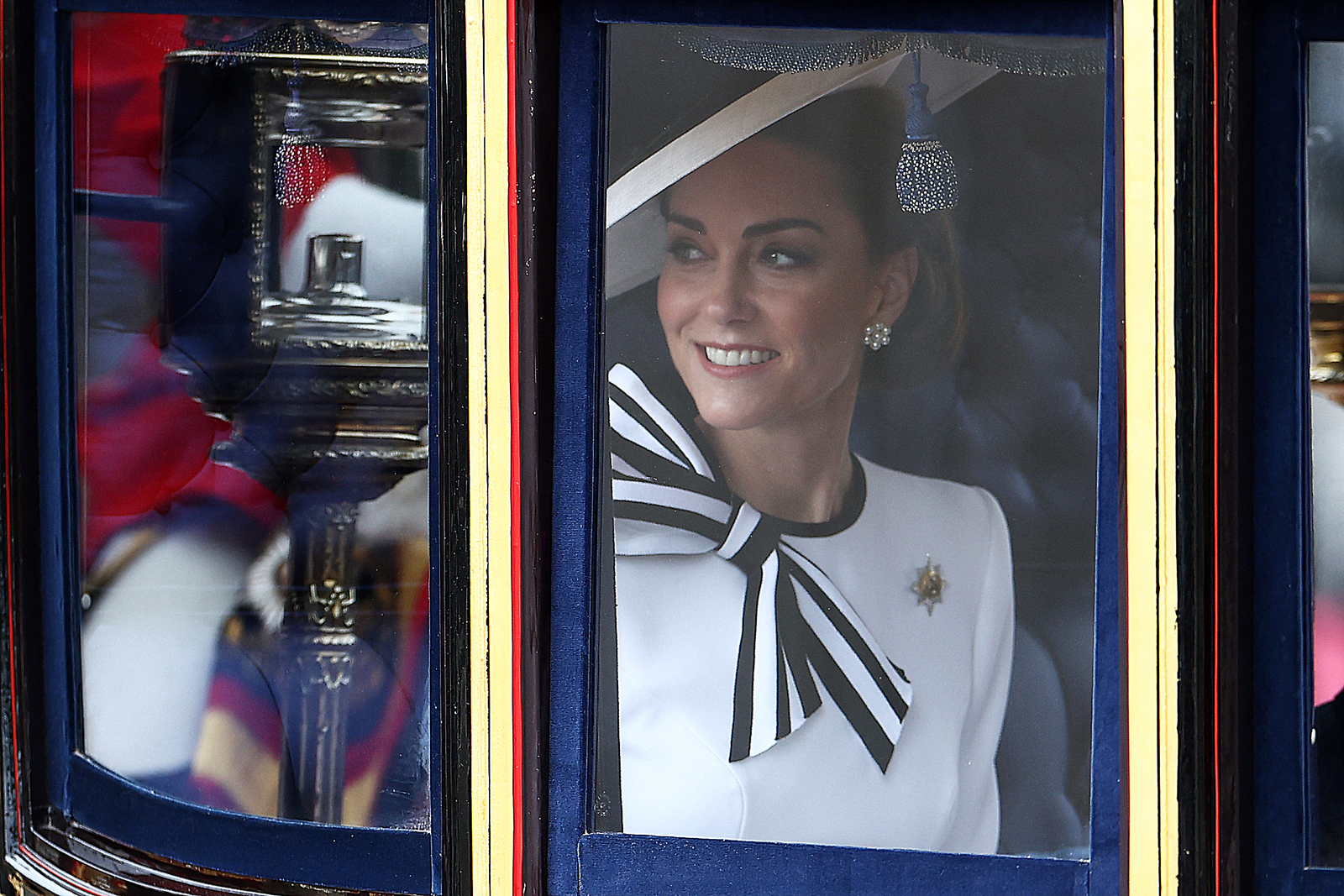 A princesa de Gales, Kate Middleton, foi vista pela primeira vez desde o Natal de 2023; futura rainha do Reino Unido estava acompanhada do marido, o príncipe William, e dos filhos — Foto: HENRY NICHOLLS / AFP